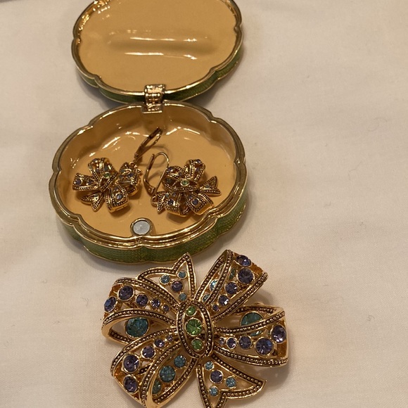 Joan Rivers Collector’s Edition Keepsake Box with Earrings, NWT - Picture 6 of 10